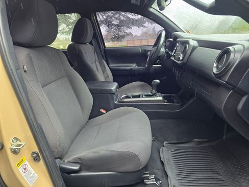 Used 2017 Toyota Tacoma TRD Off-Road image 18