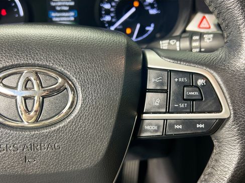 Used 2023 Toyota Sienna XLE image 19