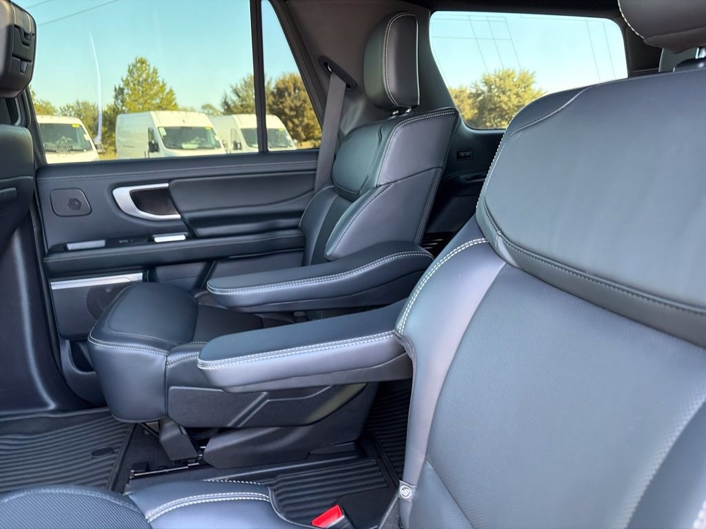 Used 2026 Ford Expedition Platinum w/ Stealth Performance Package AWD/4WD image 32