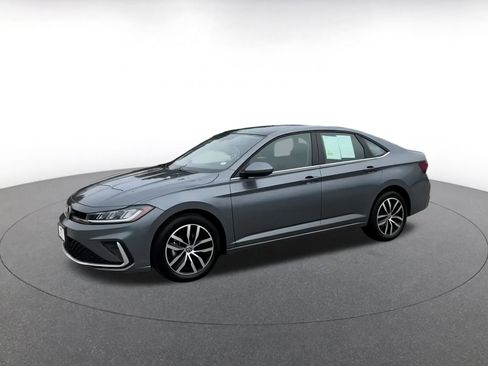 Used 2025 Volkswagen Jetta SE image 8