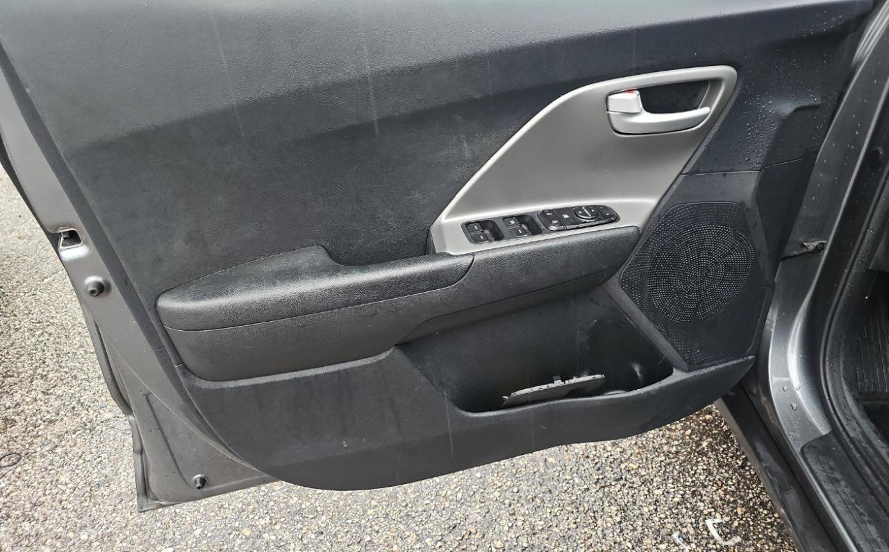 Used 2017 Kia Niro LX FWD image 12