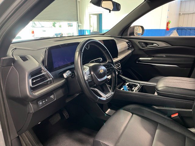 Used 2025 Chevrolet Traverse LT FWD image 23