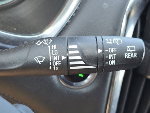 Used 2023 Chevrolet Traverse LT image 28