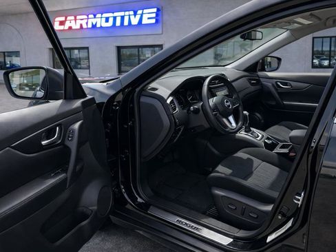 Used 2018 Nissan Rogue SV image 4