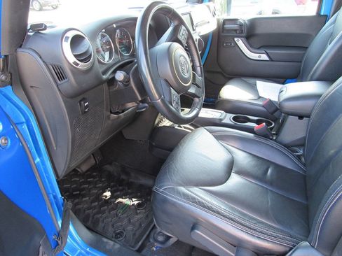 Used 2016 Jeep Wrangler Unlimited Sahara w/ Connectivity Group AWD/4WD image 24