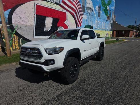 Used 2017 Toyota Tacoma TRD Off-Road w/ Tow Package (A/T) AWD/4WD image 46