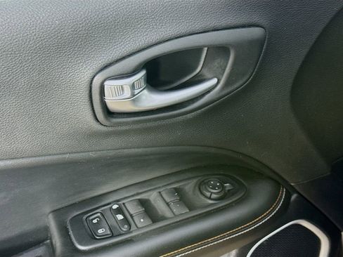 Used 2018 Jeep Compass Latitude w/ Safe & Security Group FWD image 20