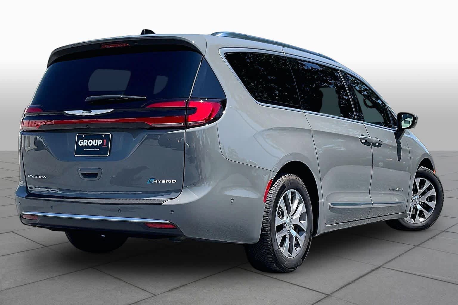 Used 2023 Chrysler Pacifica Pinnacle FWD image 12
