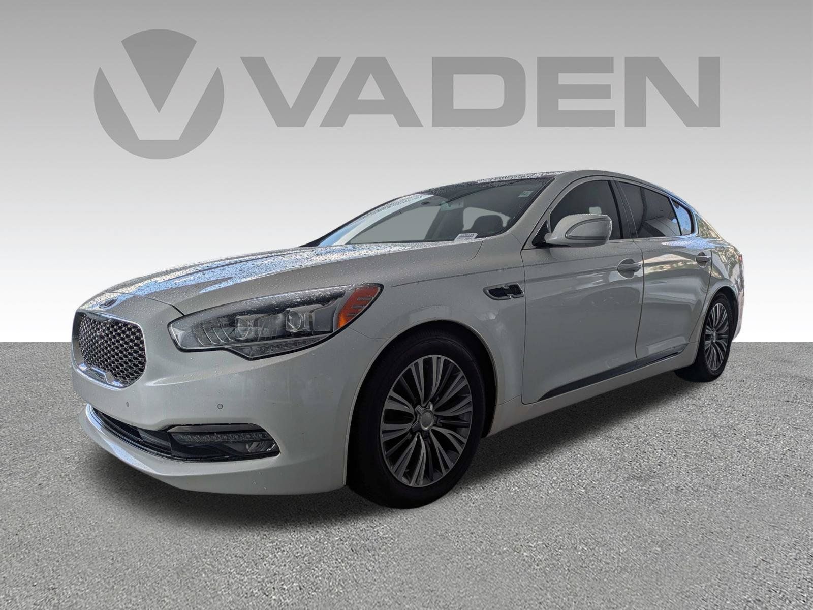 Used 2017 Kia K900 Premium RWD image 2