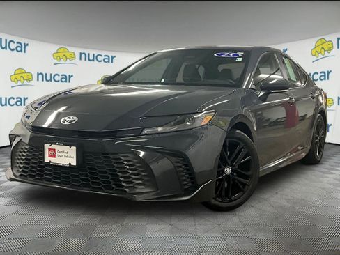 Used 2025 Toyota Camry SE image 3