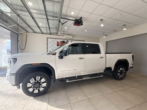 Used 2024 GMC Sierra 3500 Denali w/ Technology Package image 11