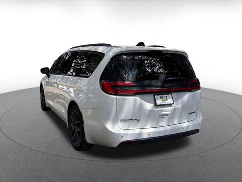 Used 2025 Chrysler Pacifica Limited FWD image 5