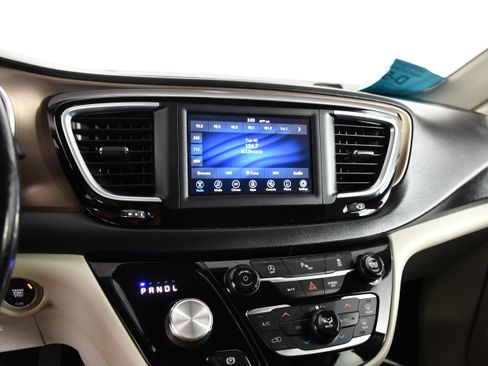 Used 2019 Chrysler Pacifica Touring-L FWD image 25