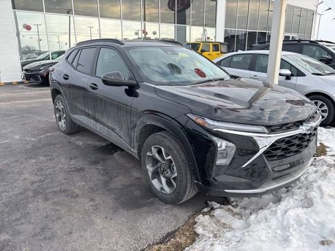 Used 2025 Chevrolet Trax LT w/ Driver Confidence Package image 22