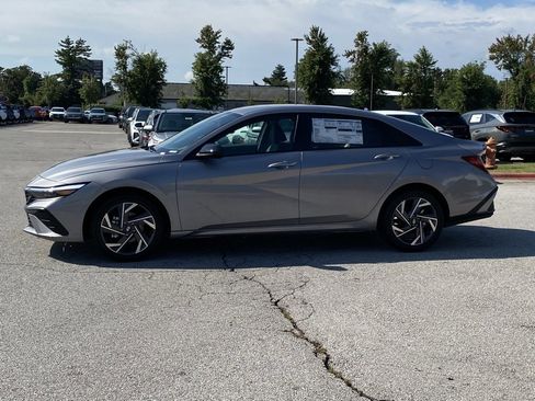 New 2025 Hyundai Elantra SEL image 4