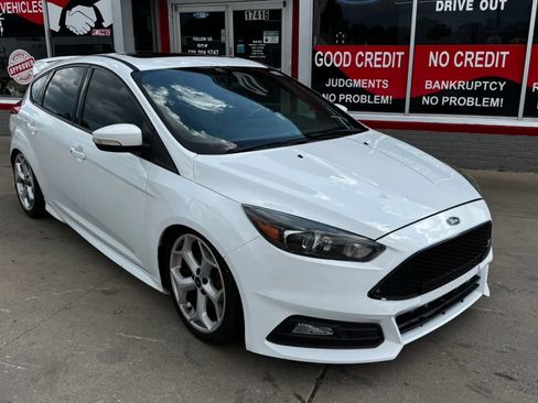 Used 2018 Ford Focus ST w/ Equipment Group 401A FWD image 2