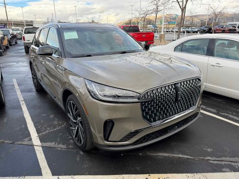 Used 2025 Lincoln Aviator Reserve w/ Equipment Group 201A image 4