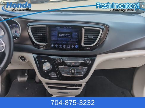 Used 2017 Chrysler Pacifica Touring-L w/ Tire & Wheel Group image 17