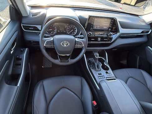 Used 2021 Toyota Highlander XLE AWD/4WD image 24