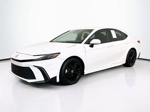 Used 2025 Toyota Camry SE FWD image 3