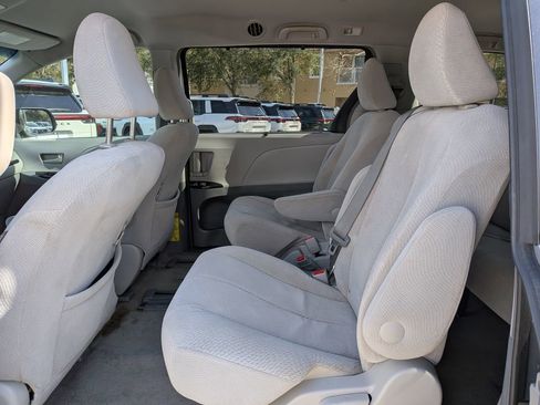 Used 2014 Toyota Sienna LE image 12