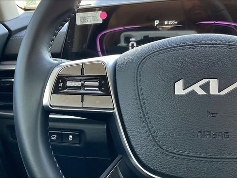 Used 2024 Kia Telluride EX w/ EX Captain's Chair Package image 24