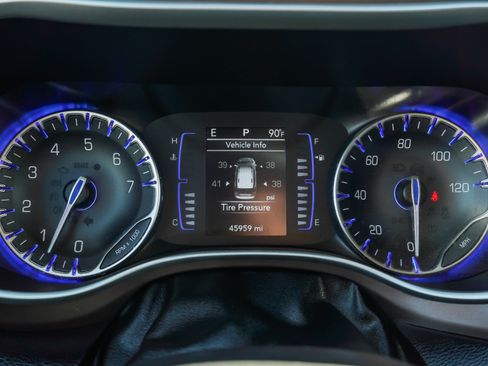 Used 2018 Chrysler Pacifica Touring-L FWD image 40