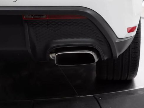 Certified 2025 Porsche Macan image 20