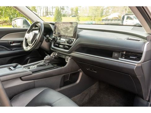 Used 2025 Toyota Grand Highlander XLE image 18