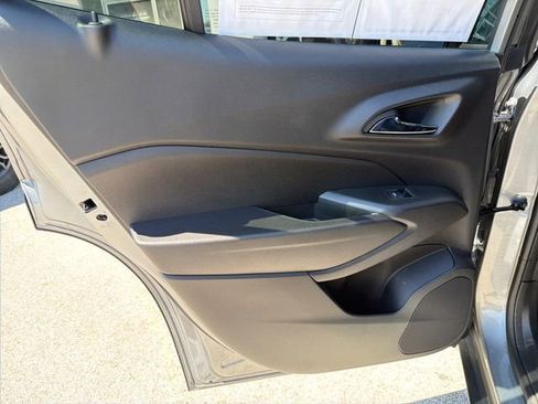Used 2024 Chevrolet Trax RS w/ Sunroof Package FWD image 36