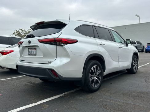 Used 2023 Toyota Highlander XLE FWD image 3