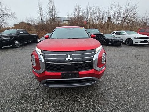 Used 2025 Mitsubishi Outlander SE image 12