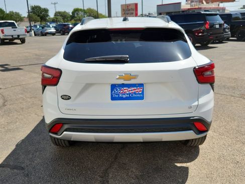 Used 2025 Chevrolet Trax LT FWD image 9