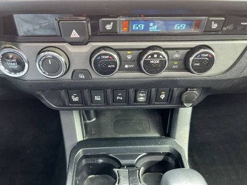 Used 2017 Toyota Tacoma TRD Off-Road w/ Premium & Technology Package image 19