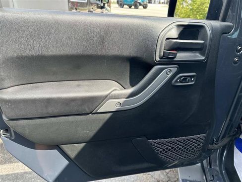 Used 2018 Jeep Wrangler Unlimited Sahara w/ Dual Top Group AWD/4WD image 8
