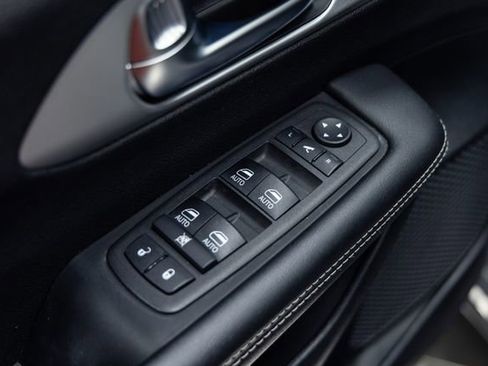 Used 2025 Chrysler Pacifica Limited image 12