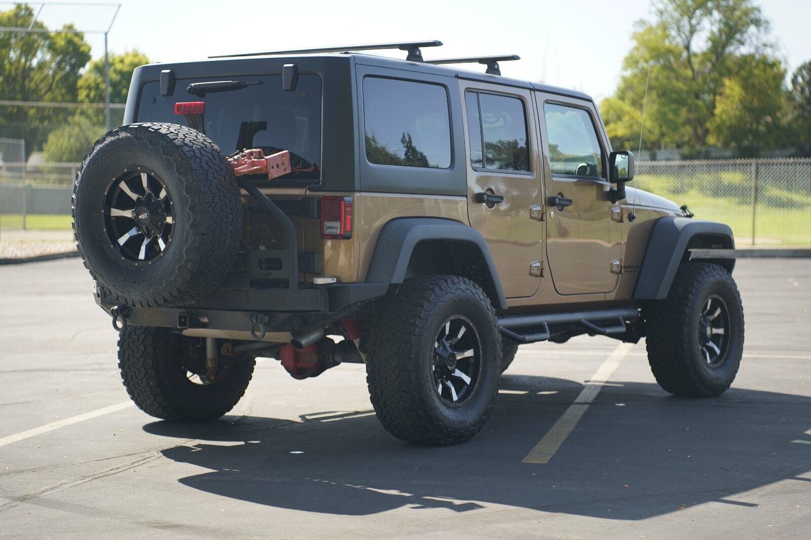 Used 2015 Jeep Wrangler Unlimited Rubicon w/ Connectivity Group AWD/4WD image 5