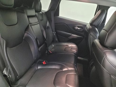Used 2019 Jeep Cherokee Latitude Plus w/ Comfort/Convenience Group AWD/4WD image 19