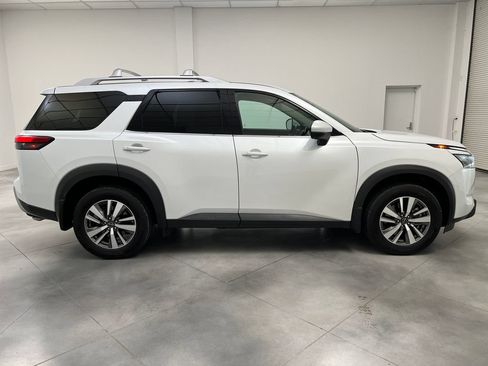 Used 2025 Nissan Pathfinder SL AWD/4WD image 10