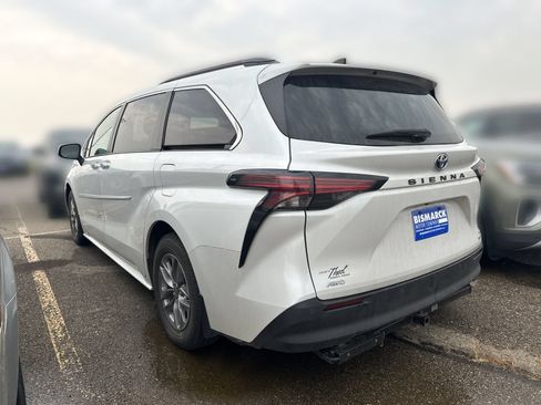 Used 2022 Toyota Sienna XLE w/ XLE Plus Package AWD/4WD image 4