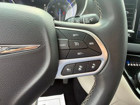 Used 2022 Chrysler Pacifica Touring-L FWD image 21