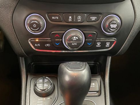 Used 2019 Jeep Cherokee Trailhawk image 13