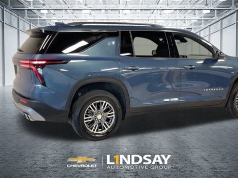 Used 2025 Chevrolet Traverse LT image 2