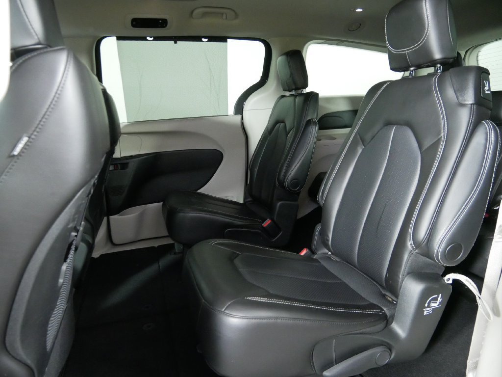 Used 2023 Chrysler Pacifica Touring-L FWD image 16