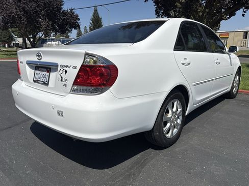 Used 2005 Toyota Camry XLE FWD image 12