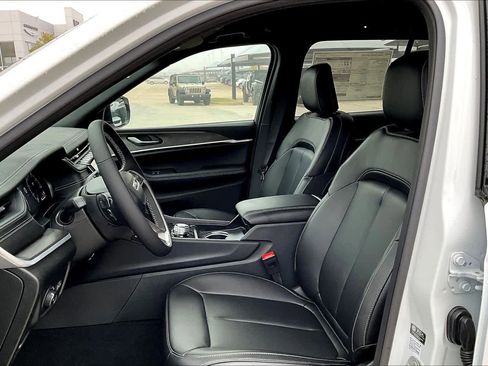 New 2025 Jeep Grand Cherokee Limited w/ Black Appearance Package image 9