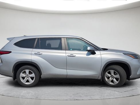 Used 2023 Toyota Highlander LE AWD/4WD image 5