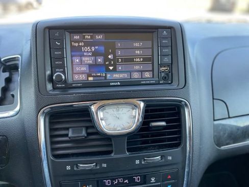 Used 2016 Chrysler Town & Country Touring FWD image 16