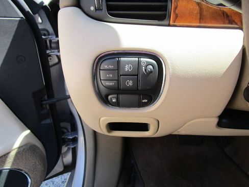 Used 2004 Jaguar XJ8 RWD image 11