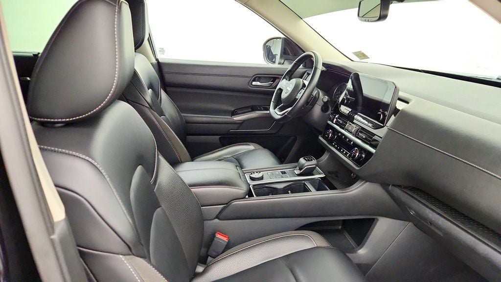 Used 2022 Nissan Pathfinder SL AWD/4WD image 25
